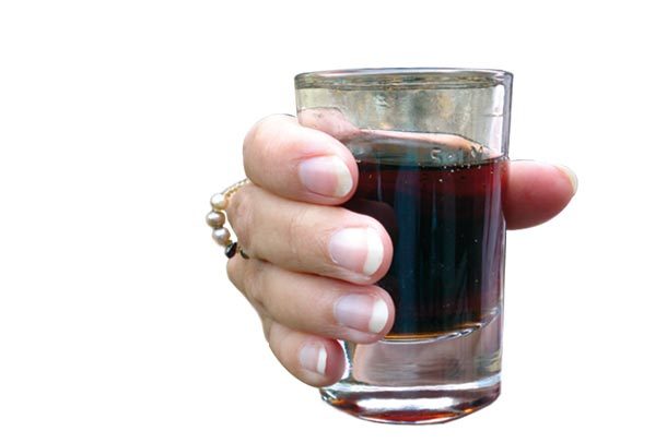 Luettje Lage richtig trinken - Schritt 1: Alle Finger ans Glas